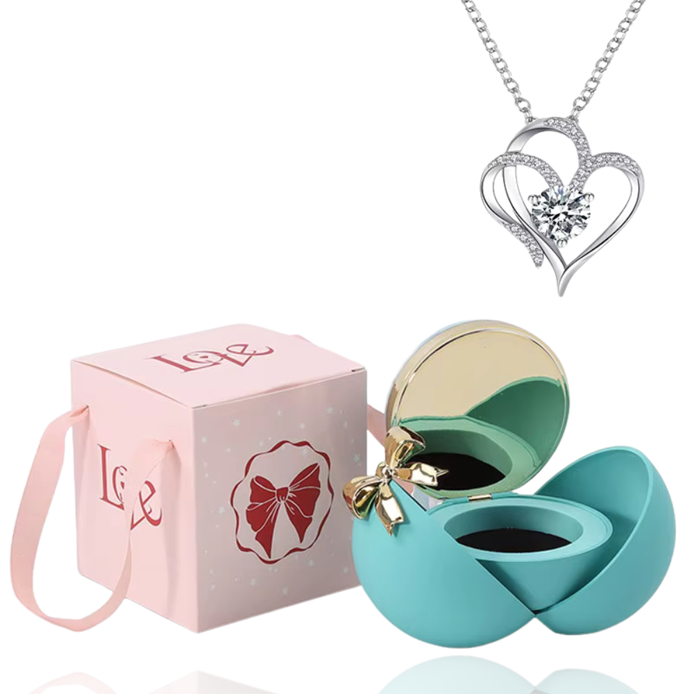 Boite à bijoux bleu avec collier en forme de coeur argent