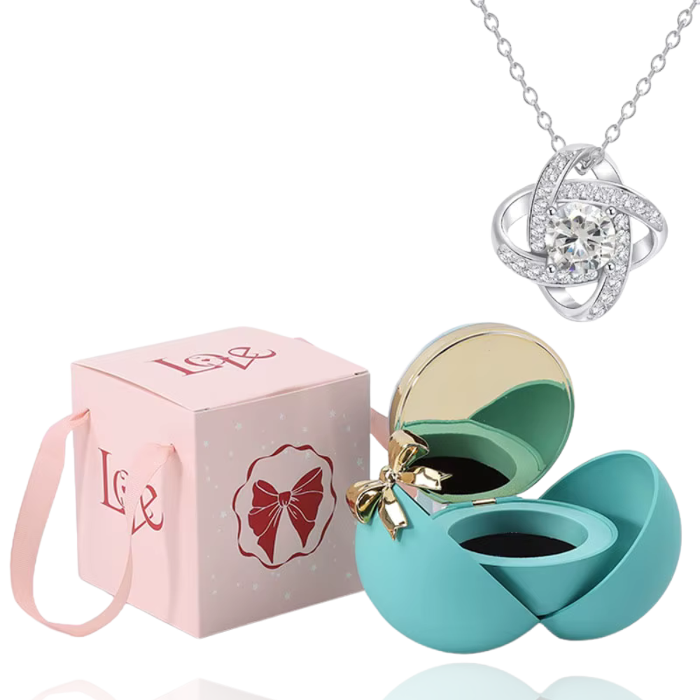Boite à bijoux bleu avec collier en argent