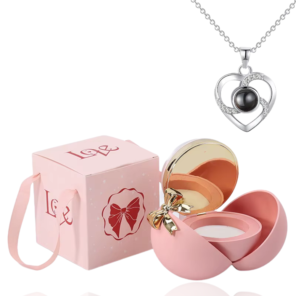 Boite à bijoux rose avec collier en forme de coeur argent