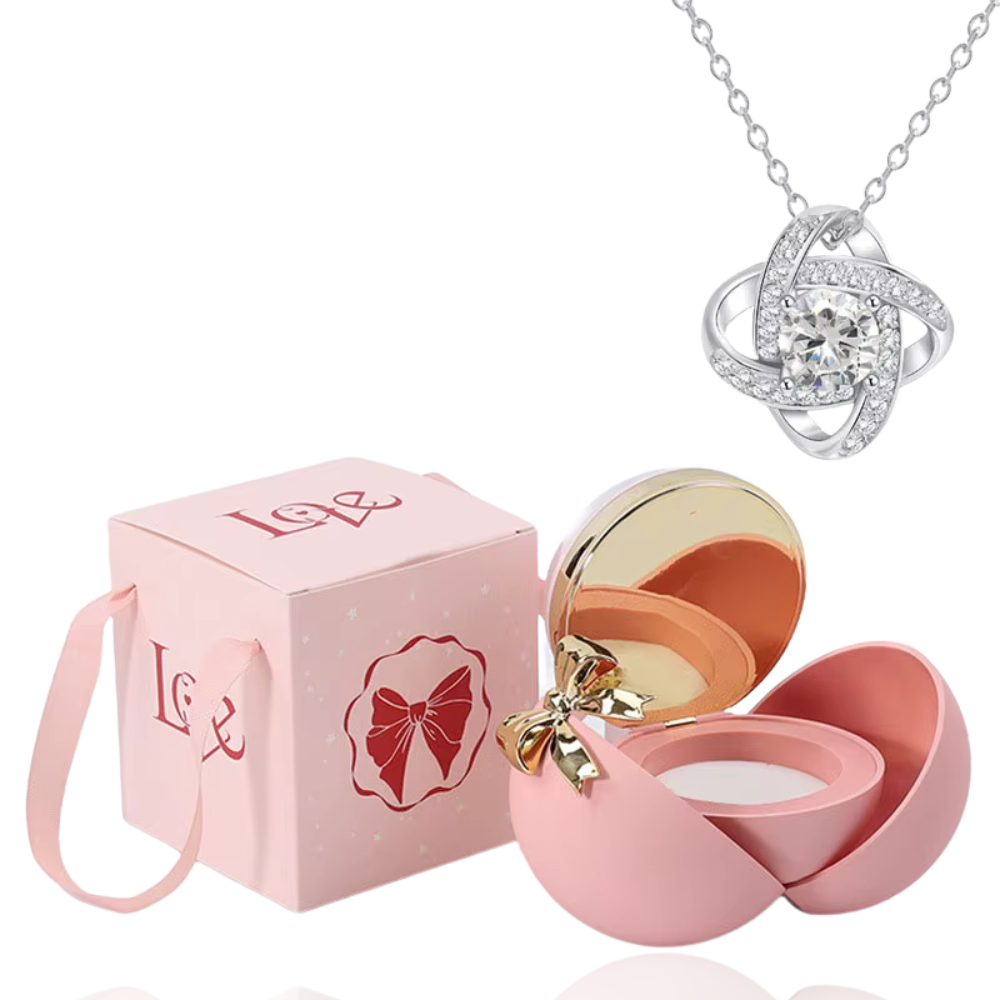 Boite à bijoux rose avec collier en argent