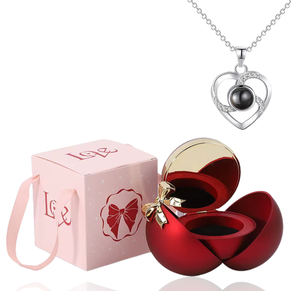 Boite à bijoux rouge avec collier en forme de coeur argent