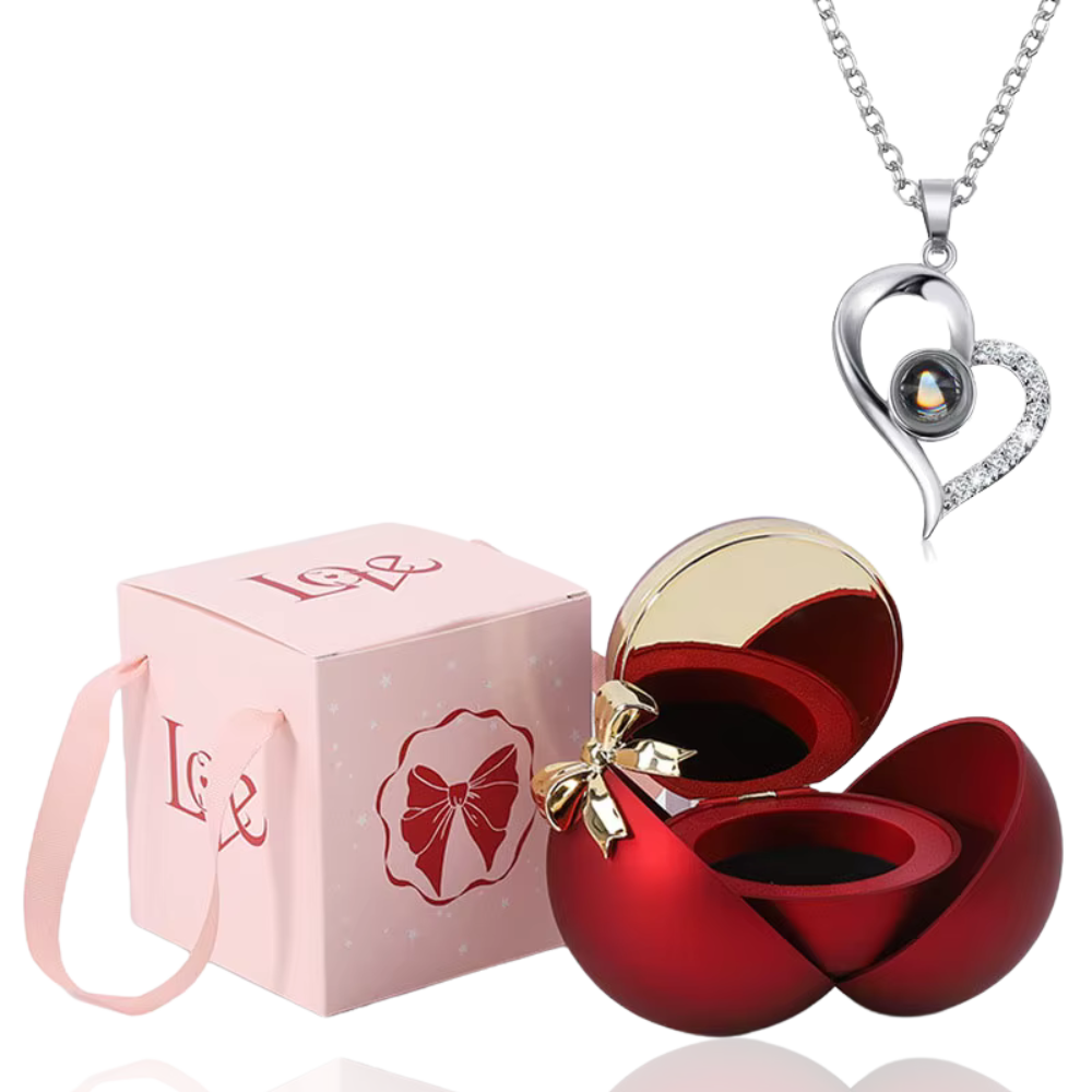 Boite à bijoux rouge avec collier en forme de coeur argent