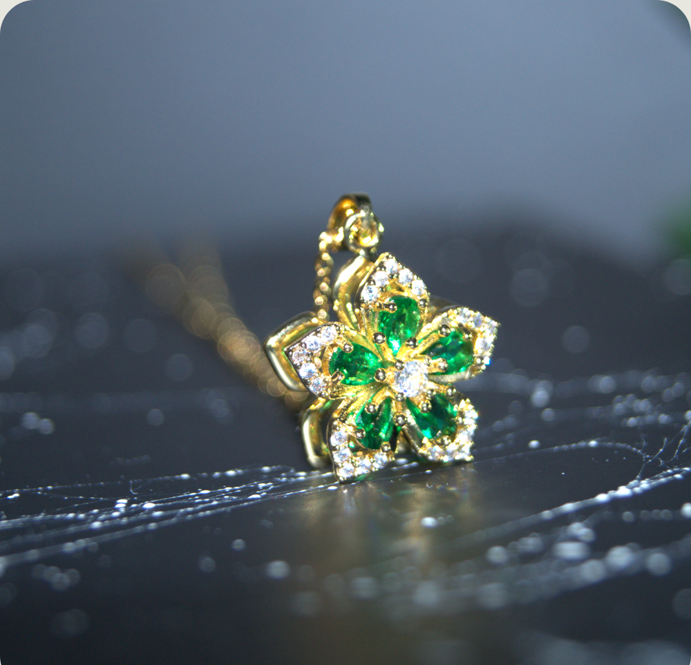 Collier en or en forme de fleur