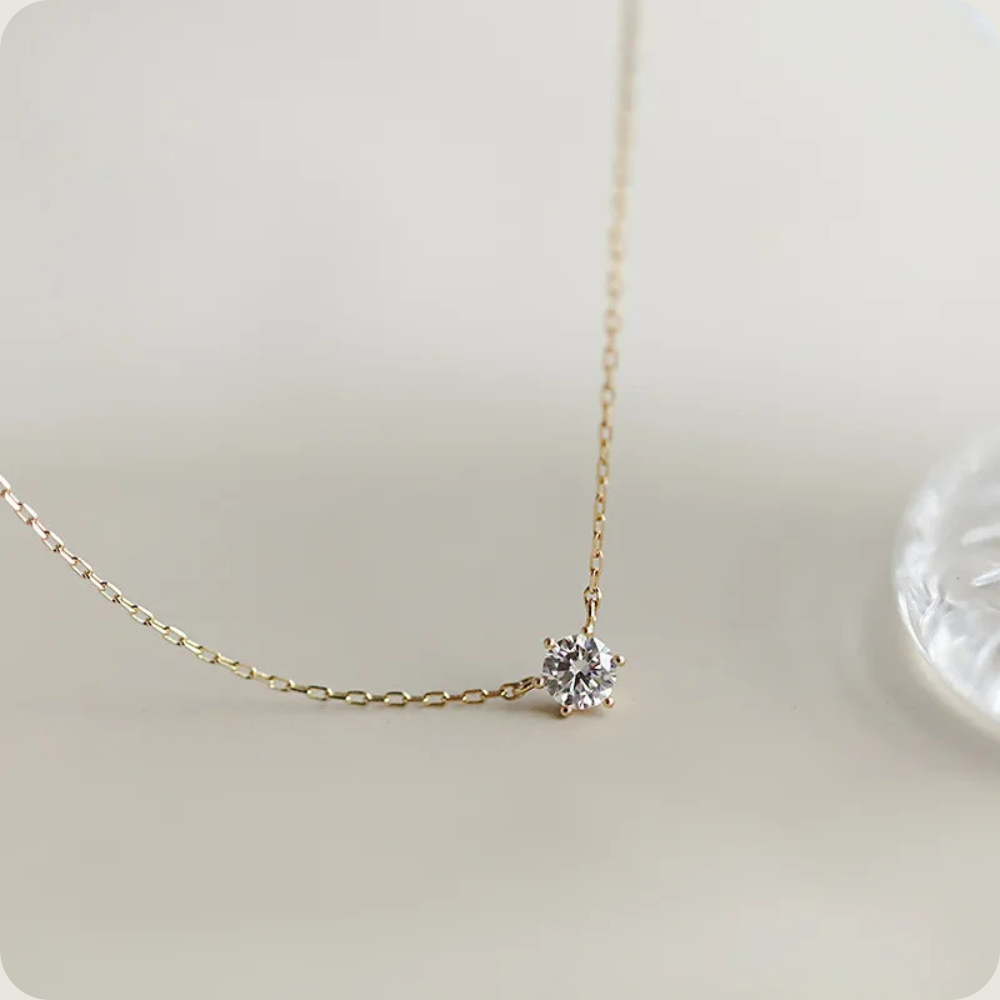 Collier fin avec un diamant