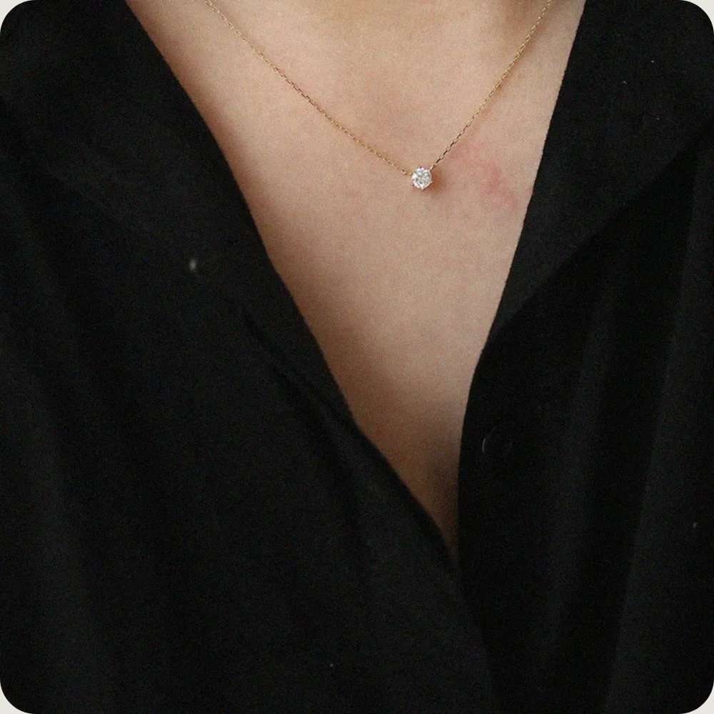 Collier fin en or avec diamant