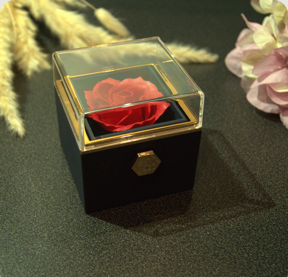 Boite à bijou rotative rouge en rose éternelle