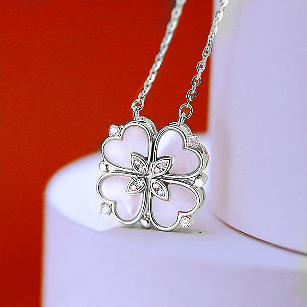 Collier en argent en forme de trèfle aimanté