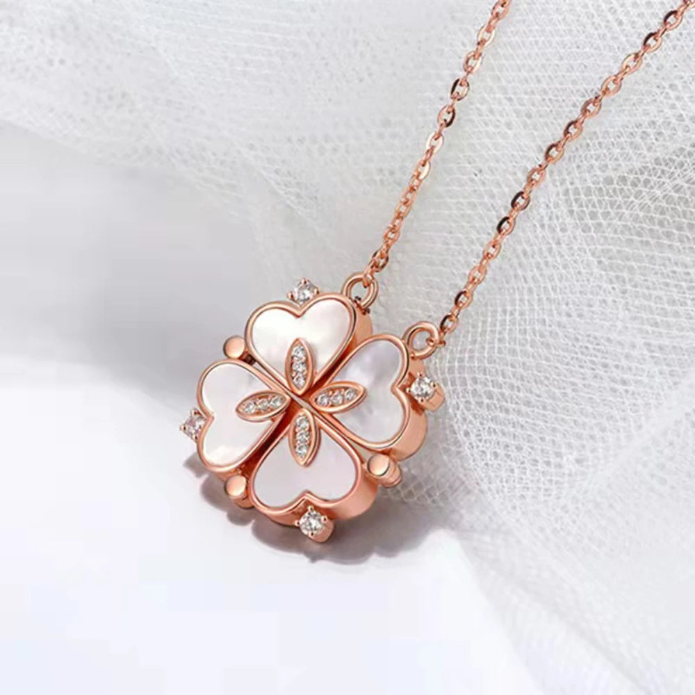 Collier en or rose en forme de trèfle aimanté