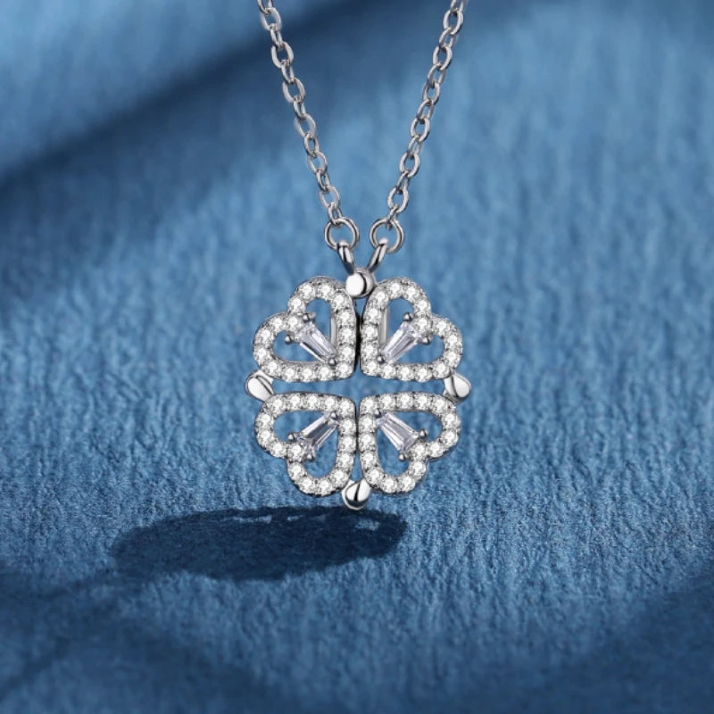 Collier en argent en forme de trèfle aimanté
