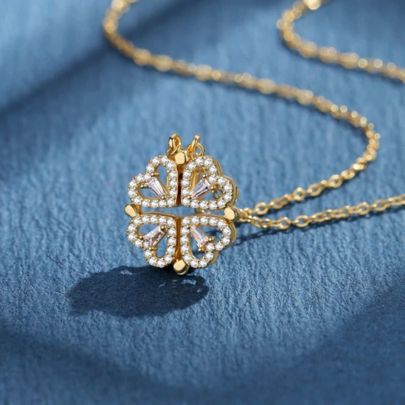 Collier aimanté en or en forme de trèfle