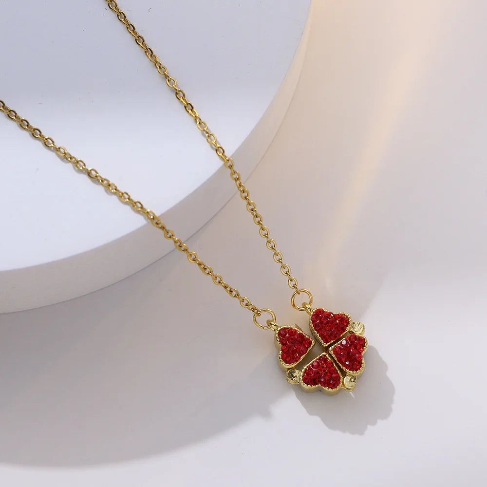 Collier en or et rubis en forme de trèfle aimanté