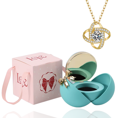 Boite à bijoux bleu avec collier en or