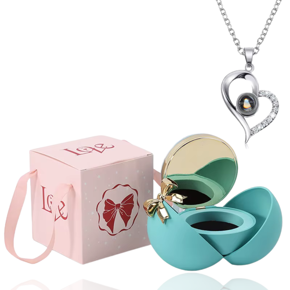 Boite à bijoux bleu avec collier en forme de coeur argent