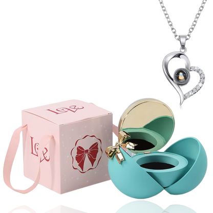 Boite à bijoux bleu avec collier en forme de coeur argent
