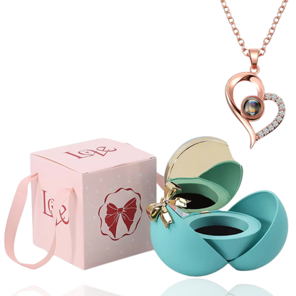 Boite à bijoux bleu avec collier en forme de coeur or rose