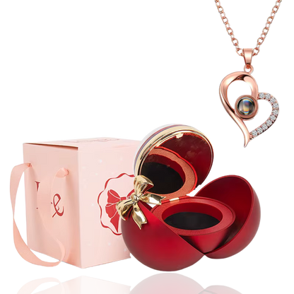 Boite à bijoux rouge avec collier en forme de coeur or rose
