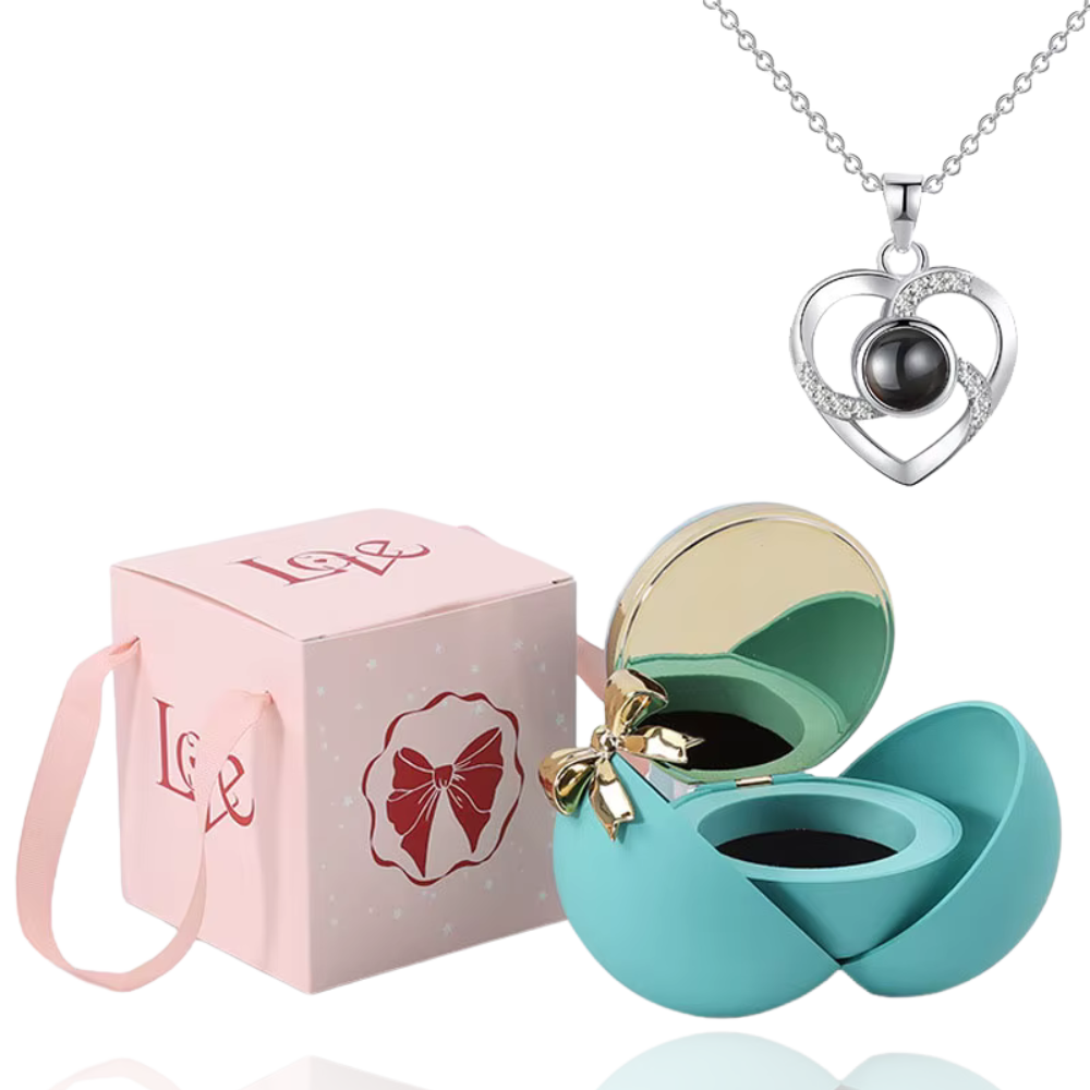 Boite à bijoux bleu avec collier en forme de coeur argent