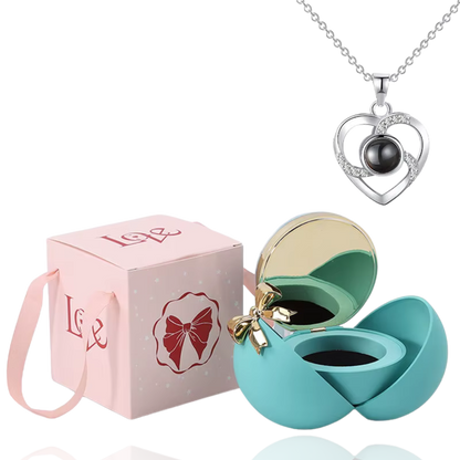 Boite à bijoux bleu avec collier en forme de coeur argent