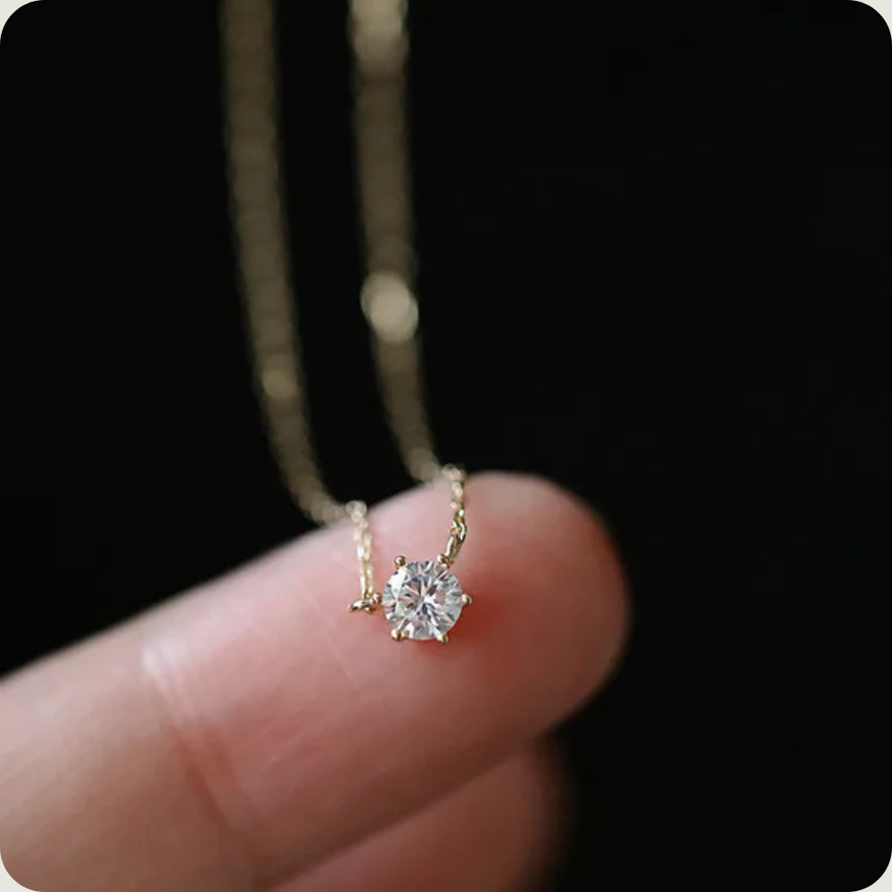 Collier en or avec un diamant